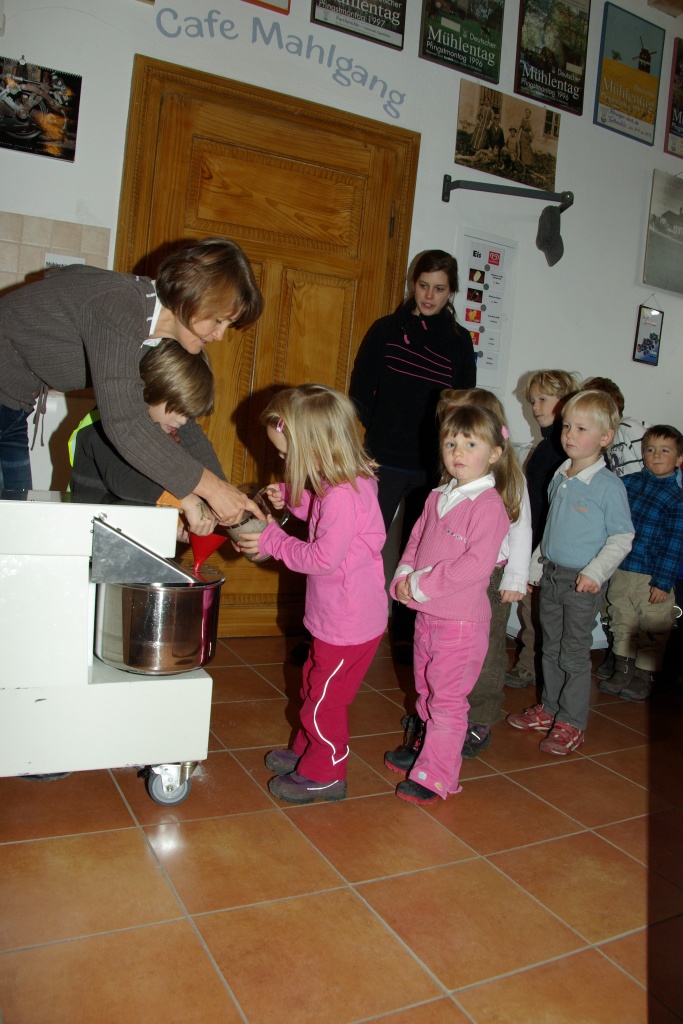 Beim Backen mit Frau Blum
